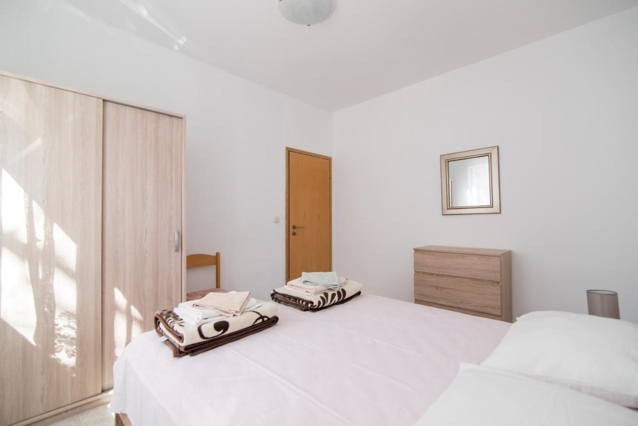 Apartments Pinija Supetar Eksteriør bilde