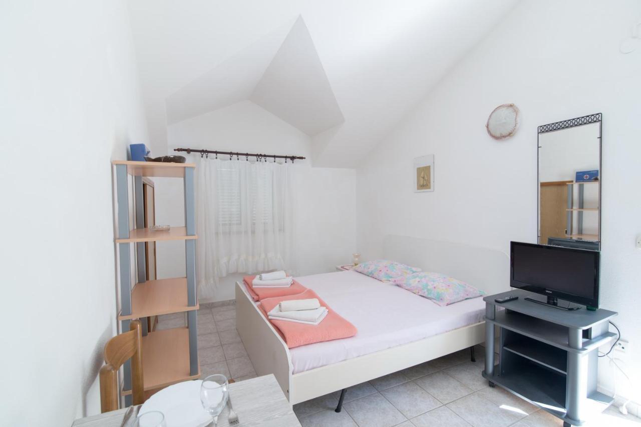 Apartments Pinija Supetar Eksteriør bilde