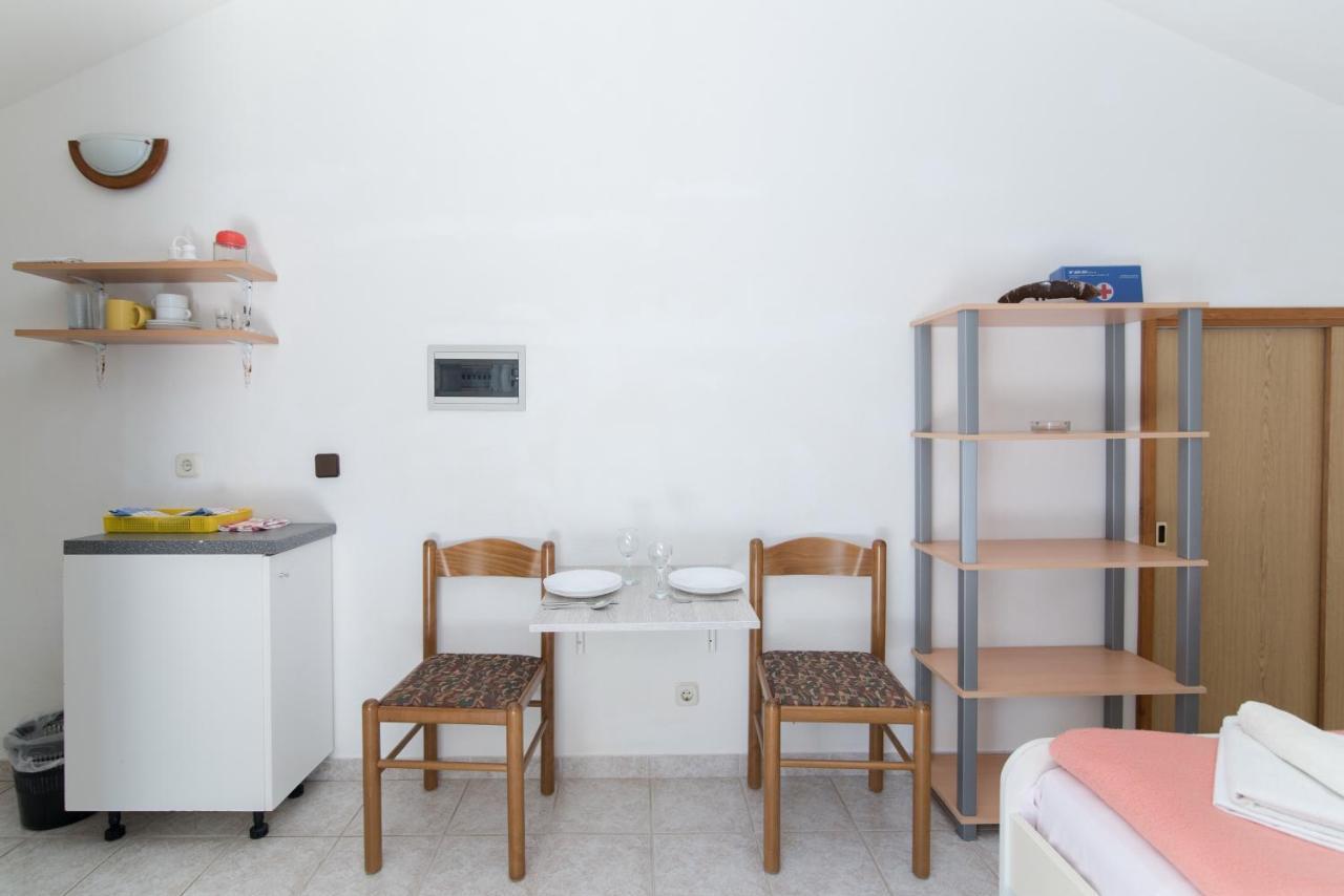 Apartments Pinija Supetar Rom bilde